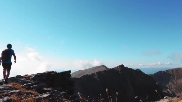 Ein Erwachsener Mann Mit Einem Rucksack Wandert Auf Felsigen Hügeln — Stockvideo