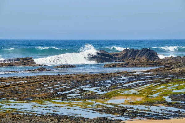 과푸른 바다로 둘러싸인 바위투성이 — 스톡 사진