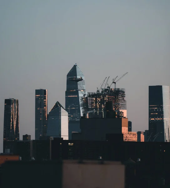 Een Stadsgezicht Met Moderne Wolkenkrabber Avonds — Stockfoto