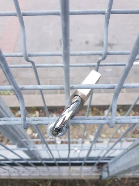 Dışarıdaki Metal Kapısında Yüksek Açılı Bir Asma Kilit Görüntüsü — Stok fotoğraf