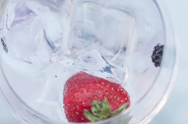 Closeup Shot Gin Tonic Ice Strawberry — Φωτογραφία Αρχείου