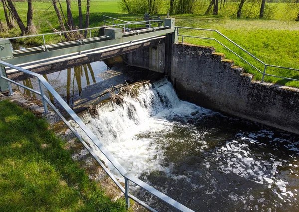 Een Dam Een Rivier Een Zonnige Dag — Stockfoto