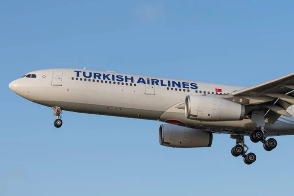 Лондон Объединенный Кингдом Февраля 2020 Года Turkish Airlines Thy Приближается — стоковое фото