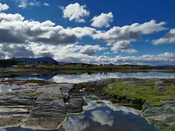 Odraz Mraků Jezerech Norsku — Stock fotografie