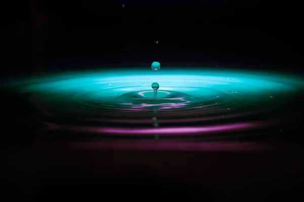 Een Druppel Van Water Kleurrijke Behang — Stockfoto