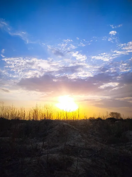 Sole Dorato Che Sorge Nel Cielo Nuvoloso Sul Campo — Foto Stock