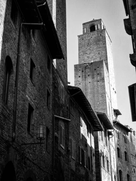 Gråskala Låg Vinkel Skott Gamla Byggnader Och Torn San Gimignano — Stockfoto