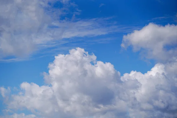 Schöne Kumuluswolken Blauen Himmel — Stockfoto