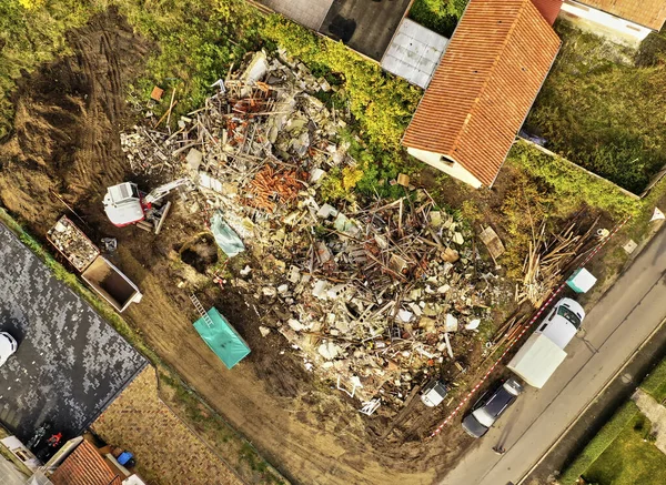 房屋被完全摧毁的房屋 带有碎石和建筑物的残余物 — 图库照片