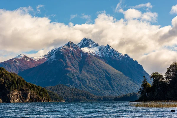 Beautiful View Mountains Sea Water Bright Sky Bariloche Argentina — Φωτογραφία Αρχείου