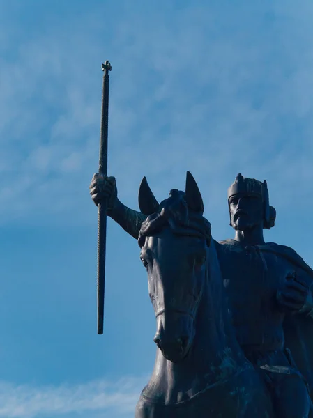 青い空に対するツァル カロヤンの有名な記念碑 — ストック写真