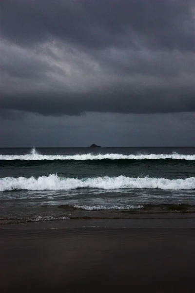 Die Wellen Strand Bei Stürmischem Wetter Schöner Dunkler Hintergrund Mit — Stockfoto