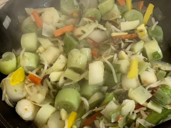 フライパンで新鮮な野菜を調理することのトップビュー — ストック写真