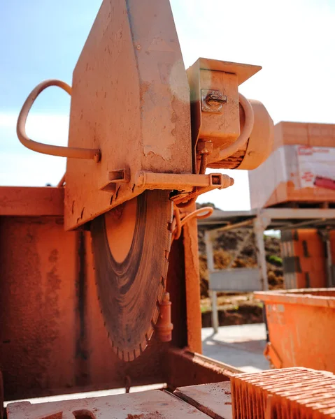 Een Close Shot Van Een Oranje Baksteen Cutter Machine — Stockfoto