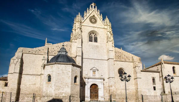 Nízký Úhel Záběru Gotické Palencijské Katedrály Španělsku Pod Měkkou Oblačnou — Stock fotografie