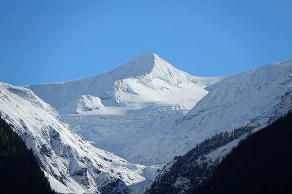 Nízký Úhel Záběru Zasněženého Horského Vrcholu Rakouských Alp — Stock fotografie