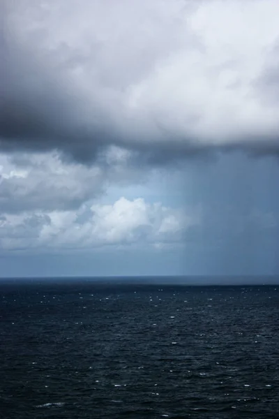 Las Hermosas Nubes Sobre Océano Tranquilo — Foto de Stock