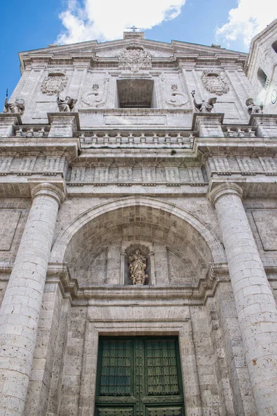 Valladolid大教堂的低角照片 — 图库照片