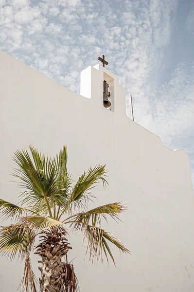 Eine Vertikale Aufnahme Einer Kirche Aus Weißem Stein Und Einer — Stockfoto