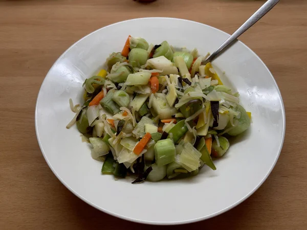 Een Bovenaanzicht Van Gezonde Veganistische Salade Een Witte Plaat — Stockfoto