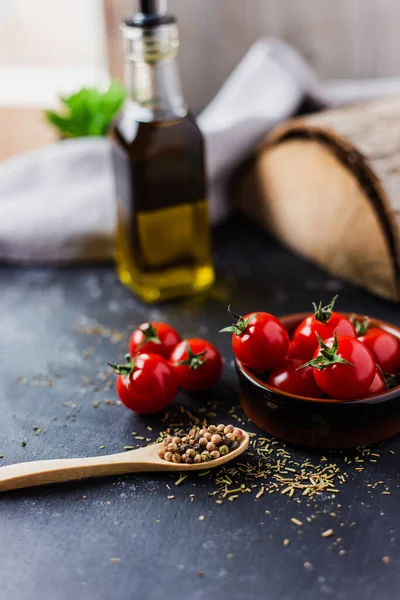 Una Cuchara Con Especias Tomates Cherry Una Botella Aceite Oliva — Foto de Stock