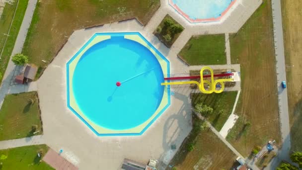 Aerial view of empty pools with slides in abandoned aqua park — Stock Video