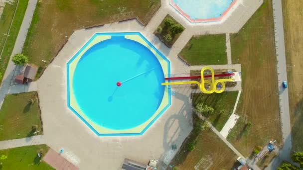 Vista aérea de piscinas vacías con toboganes en parque acuático abandonado — Vídeo de stock