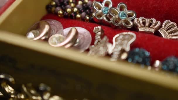 Hdのボックス内の宝石類の女性の手摘みの作品のクローズアップショット — ストック動画