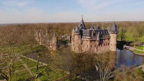 Vliegzicht vanuit de lucht op kasteel de haar Nederland — Stockvideo