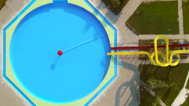 Antenn utsikt över tomma pooler med diabilder i övergiven aqua park — Stockvideo