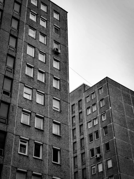 Grayscale Low Angle Shot Old Buildings Clear Sky — Stock Photo, Image