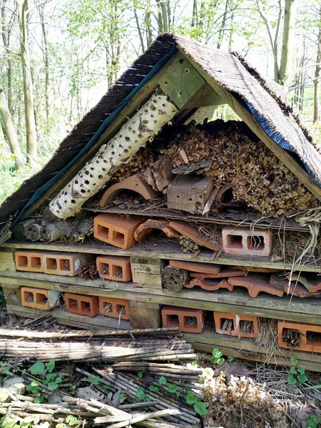 Eine Struktur Mit Einem Dach Aus Baumbänken Die Für Die — Stockfoto