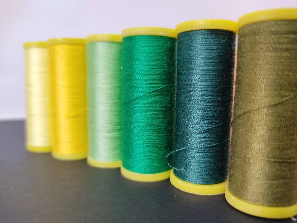Colorful Sewing Threads Put Row Black Surface — Φωτογραφία Αρχείου