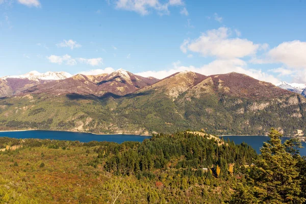 Uma Bela Vista Uma Praia Com Montanhas Florestas Bariloche Argentina — Fotografia de Stock