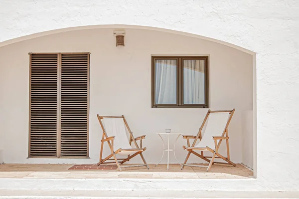 2つの木製のビーチチェア付きの美しい家のパティオ — ストック写真