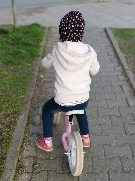 Una Vista Trasera Una Niña Montado Bicicleta —  Fotos de Stock