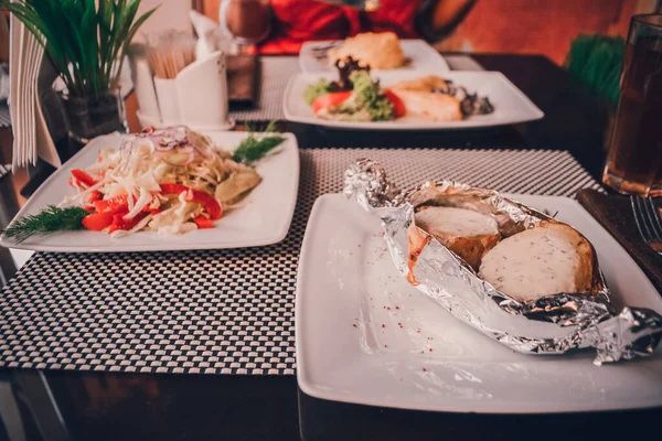 Enfoque Selectivo Una Mesa Estampada Con Deliciosos Platos Platos Blancos — Foto de Stock