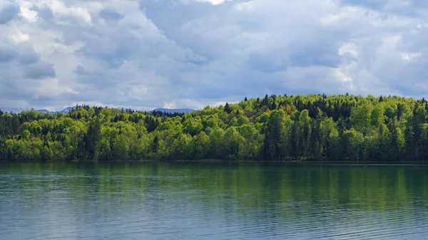 Malebný Pohled Krásné Modré Jezero Jaře Zamračeném Pozadí Oblohy — Stock fotografie