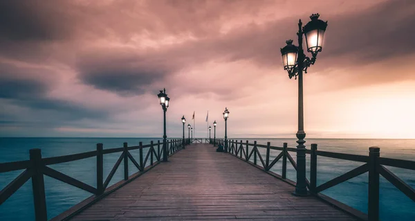 Een Prachtige Lege Houten Pier Een Rustige Zee Bij Zonsondergang — Stockfoto