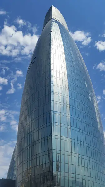 Plan Vertical Gratte Ciel Sous Ciel Nuageux Bleu Sur Azerbaïdjan — Photo