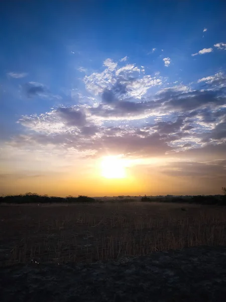 Die Goldene Sonne Steigt Den Wolkenverhangenen Himmel Auf Dem Feld — Stockfoto