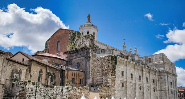 Plano Ángulo Bajo Catedral Valladolid Con Paredes Erosionadas —  Fotos de Stock