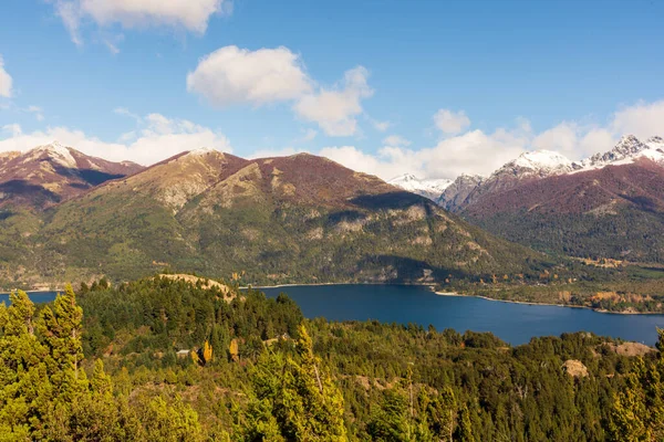 Uma Bela Vista Montanhas Florestas Água Sob Céu Brilhante Bariloche — Fotografia de Stock