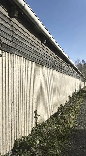 Plano Vertical Una Larga Pared Alta Con Una Canaleta Lluvia — Foto de Stock