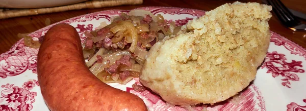 Egy Feles Német Hagyományos Étel Krumpli Gombóccal Hagymával Szalonnával Kövér — Stock Fotó