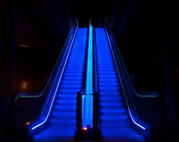 Una Toma Nocturna Una Escalera Mecánica Iluminada Azul Borrosa Por —  Fotos de Stock