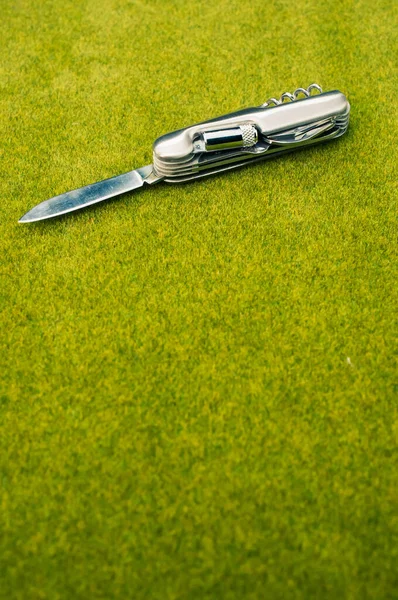 Szary Stalowy Nóż Zielonej Trawie — Zdjęcie stockowe
