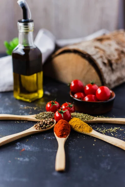 Cucchiai Legno Con Spezie Paprica Basilico Pepe Timo Con Pomodorini — Foto Stock