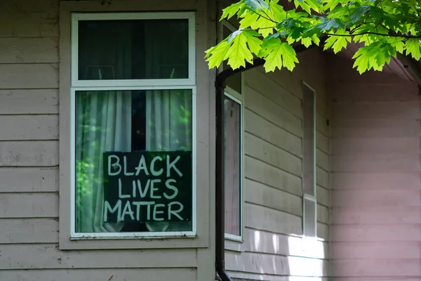 Black Lives Matter Text Written Dark Board Posted Glass Window — Φωτογραφία Αρχείου