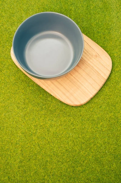 Metallic Kitchen Bowl Wooden Station Green Grass Surface — Φωτογραφία Αρχείου